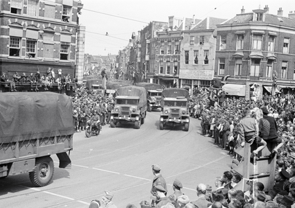 831620 Afbeelding van de Memorial D-Day Parade met militairen van de 3rd Canadian Infantry Division op de Neude te ...
